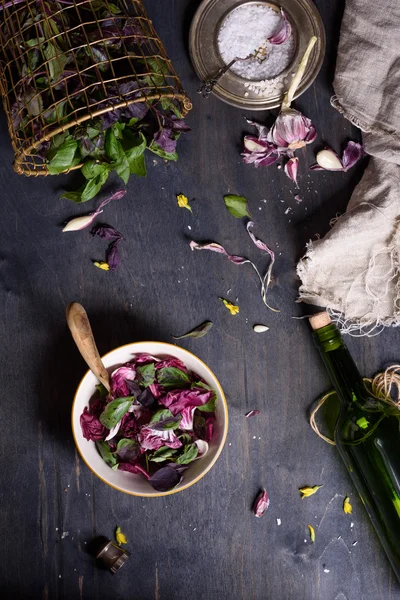 Ensalada con verduras frescas de verano y hierbas en la mesa de madera rústica. Vista desde arriba, espacio libre de texto . — Foto de Stock