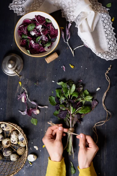 Bir grup toplandı ve salata ile rustik tablo üzerinden bağlı otlar ve çiftlik yumurta. Havai görünümü. Sağlıklı beslenme arka plan. 