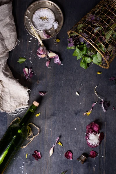 Gesunde grüne Zutaten, Salatküche, eine Flasche Wein, Basilikumkräuter. Kopierraum, Ansicht von oben. — Stockfoto