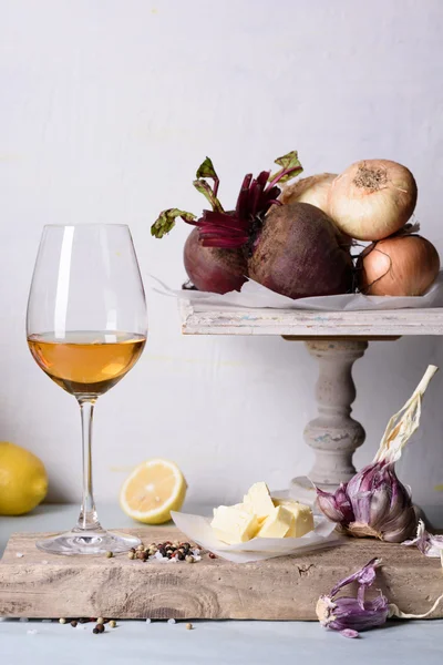 화이트 와인과 요리 야채 재료, 밝은 배경의 유리. — 스톡 사진