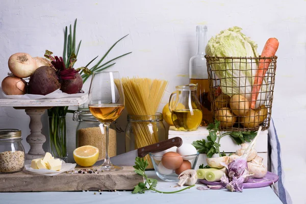 Zdravých potravin. Řada produktů s potravinami, včetně zeleniny na kuchyňském stole. — Stock fotografie