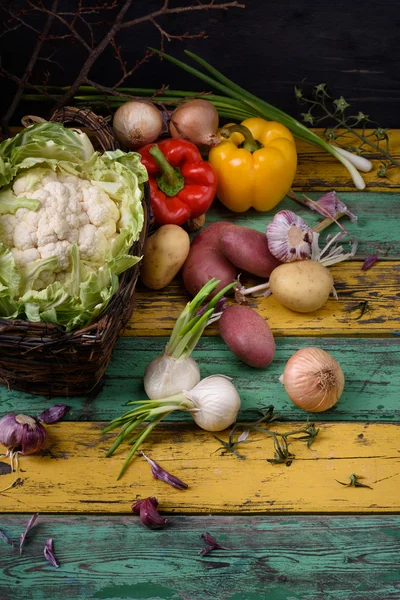 Cibo sano di base. Ortaggi da giardino su tavolo di legno colorato. Vista dall'alto, copia spazio . — Foto Stock