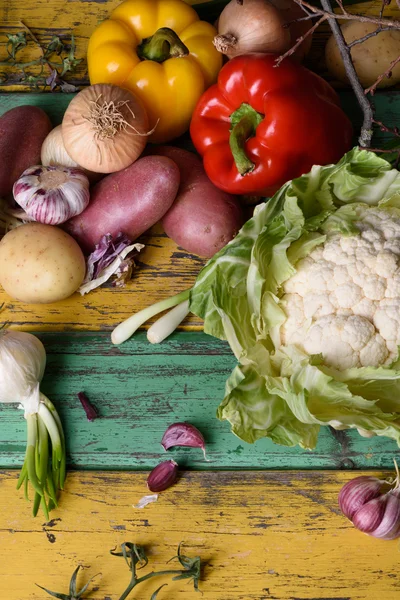 Agricultores biológicos vegetais. Mercado de colheita, produtos frescos sazonais. Vista superior, espaço de cópia . — Fotografia de Stock