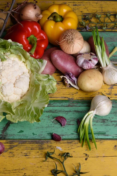 Fruits and vegetables, healthy food ingredients. Vegetarian diet, healthy organic food concept. Top view, copy space. — Stock Photo, Image