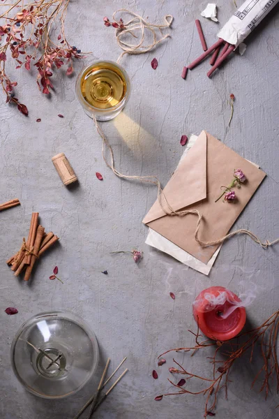 Einladung oder Liebesbrief, ein Glas Wein, brennende Kerzen und aromatische Stöcke. Valentinstag oder Hochzeitstag Hintergrund. — Stockfoto