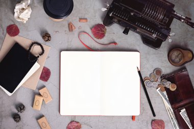 Para tasarrufu, bütçe planlayıcısı arka plan. Mekanik hesap makinesi, nakit dolar ve euro para. Üstten Görünüm, kopya alanı.