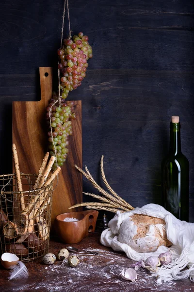 Variedad de pan con vino y uvas frescas. Conjunto de gastronomía . — Foto de Stock