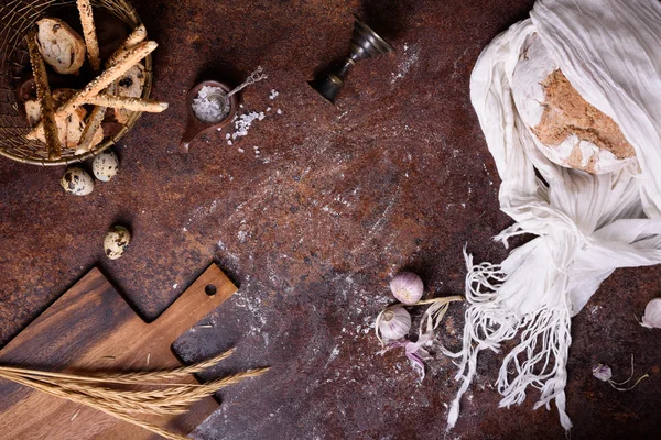 Frissen sült összetevők hagyományos kenyér rusztikus konyha fölött. Másolja a hely, felülnézet. — Stock Fotó