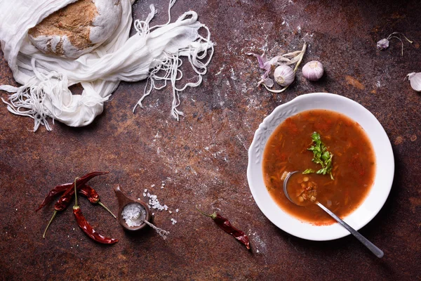 Otlar ve bütün tahıl ekmeği ile baharatlı domates çorbası. Üstten görünüm, kopya alanı. 