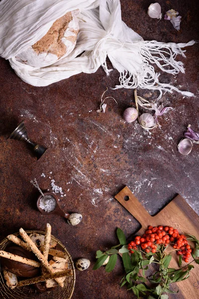 Pan de pan con varios ingredientes en la parte superior de la cocina rústica. Tema de otoño. Copiar espacio, vista superior . — Foto de Stock