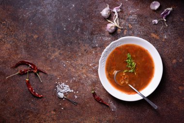 Günün çorbası. Domates ve biber Ingedients ove rustik arka plan ile gaspaço biber. Üstten Görünüm, kopya alanı. 