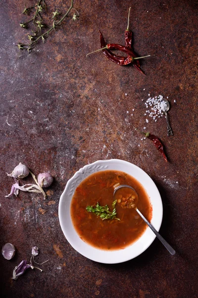 Gazpacho Spaanse soep met ingrediënten op rustieke achtergrond. Bovenaanzicht, kopie ruimte. — Stockfoto