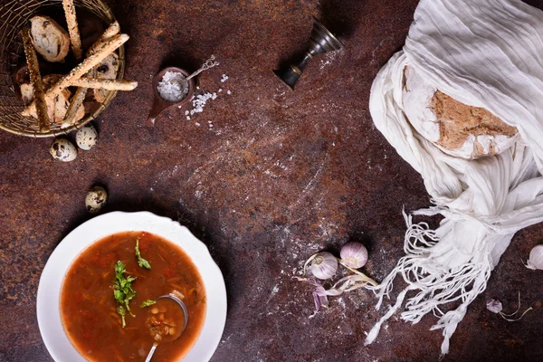 Tomatensoep met knoflook, kruiden en volkoren brood. Bovenaanzicht, kopie ruimte. — Stockfoto