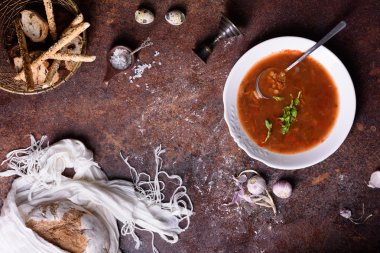 Maydanoz, baharatlar ve öğle yemeği için gevrek ekmek ile İspanyol domates çorbası. Yukarıdan görüntülemek, alan Kopyala. 