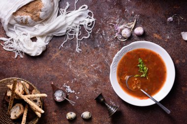 Maydanoz, baharatlar ve öğle yemeği için gevrek ekmek domates çorbası. Yukarıdan görüntülemek, alan Kopyala. 