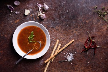 Ekmek ile İspanyol çorbası rustik arka plan üzerine yapışır. Üstten Görünüm, kopya alanı. 