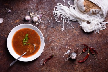 Otlar ve bütün tahıl ekmeği ile biber domates çorbası. Üstten Görünüm, kopya alanı. 