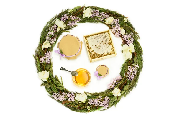 Composizione di miele ed erbe su sfondo bianco. Colazione sana . — Foto Stock