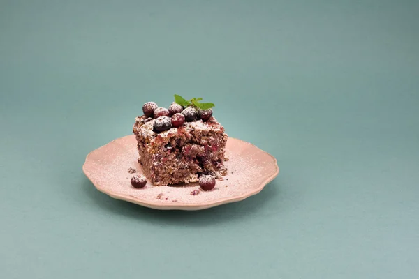 Υπέροχο brownie κέικ με cranberry σε vintage ροζ πλάκα πάνω από το φόντο τιρκουάζ, αντίγραφο χώρου. — Φωτογραφία Αρχείου