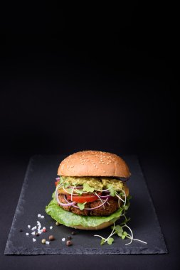 Hindi burger kopya alanı siyah taş gemide pesto sos ve tere salatası ile.
