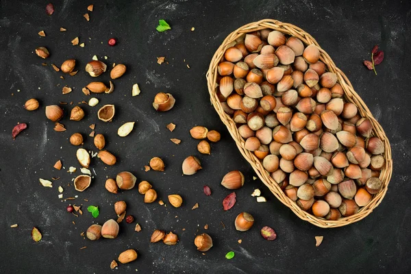 Cesta de avellanas en una cáscara de nuez, nueces agrietadas, hojas de otoño , —  Fotos de Stock