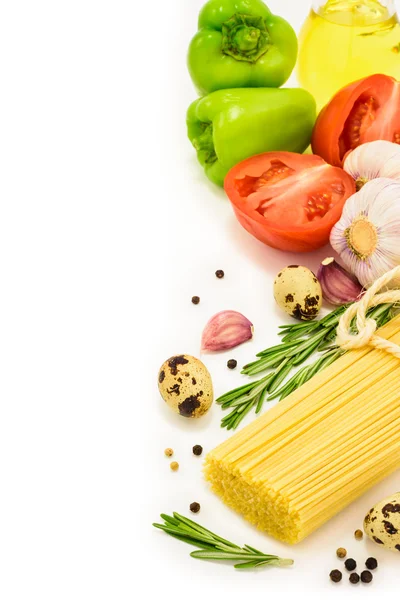 Espaguetis con verduras, pimienta y romero sobre fondo blanco, espacio para copiar . — Foto de Stock