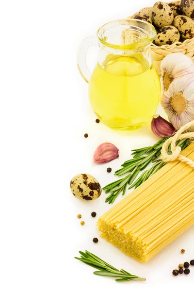 Espaguetis con ingredientes sobre fondo blanco. Copiar espacio . — Foto de Stock