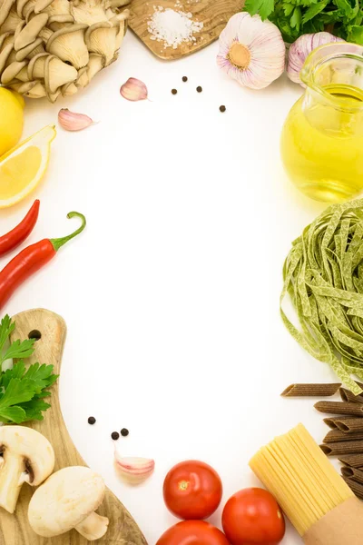 İtalyan makarna beyaz üzerinde yemek için taze malzemelerle. Üstten Görünüm, metin için yer.