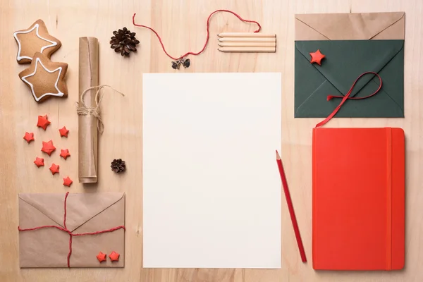 Wenskaart mock up sjabloon met kerstversiering op houten tafel. Bovenaanzicht. — Stockfoto