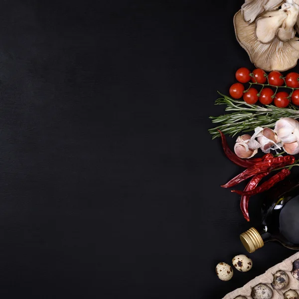 Ingredientes da cozinha italiana no fundo escuro. Conceito de comida vegetariana, saúde ou culinária. Vista superior e espaço para texto . — Fotografia de Stock