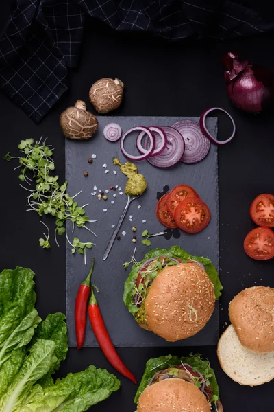 Sebze kayrak yönetim kurulu ile ev yapımı hamburger closeup. Sağlıklı gıda natürmort, üstten görünüm.