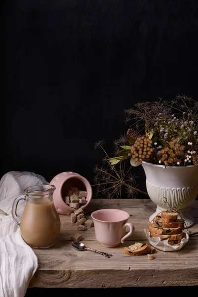 Caffè o cacao vintage nature morte con biscotti e bouquet invernale, su tavolo di legno. Copia spazio . — Foto Stock