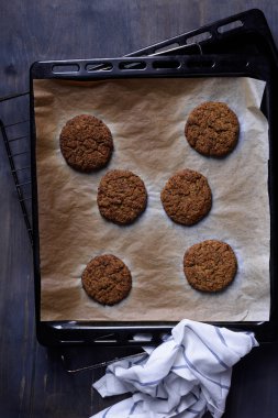 Hamburger malzemeler, tepsi ahşap arka plan üzerinde pişirme üzerinde ev yapımı sığır köftesi.