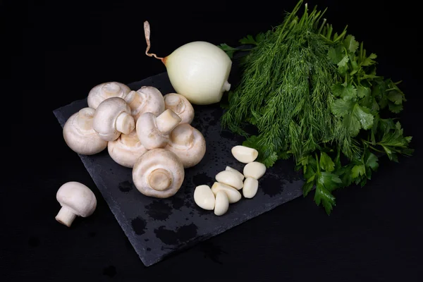 Ingredientes sobre fondo oscuro. Comida vegetariana, concepto de salud o cocina . — Foto de Stock