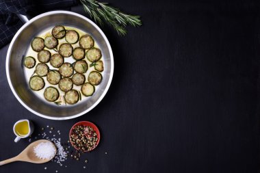 Vejetaryen yemek, kabak ve biberiye, koyu ahşap arka plan üzerinde. Yat, alanı Kopyala.