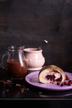 Sıcak çikolata meşrubatının ve kızılcık badem tatlısı, yakın çekim.