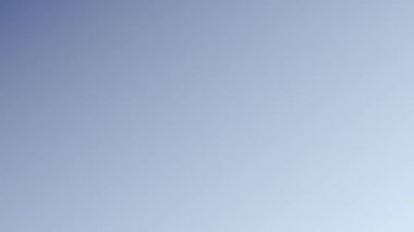 Çapraz animasyonlu havalı gri ve mavi kurumsal gradyan hareket arkaplanı. İş sunumları için temiz nötr video arkaplanı.