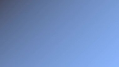 Pürüzsüz çapraz animasyonu olan temiz mavi kurumsal eğimli hareket arkaplanı. Dijital kullanım için profesyonel soyut video arkaplanı.