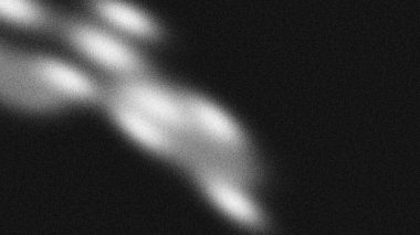 Koyu siyah arkaplanda yavaşça sürüklenen katmanlı beyaz ışık