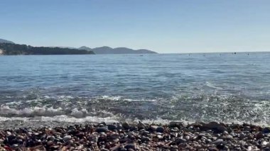 Adriyatik kıyısındaki bir çakıl taşı sahili boyunca dalgalanan deniz dalgaları kıyı hareketlerini şekillendiriyor.