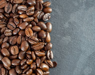 Kahve çekirdekleri siyah renkli değildir..