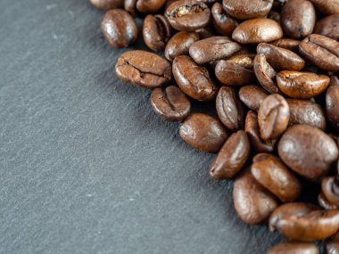 Kahve çekirdekleri siyah renkli değildir..