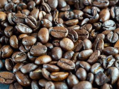 Kahve çekirdekleri siyah renkli değildir..