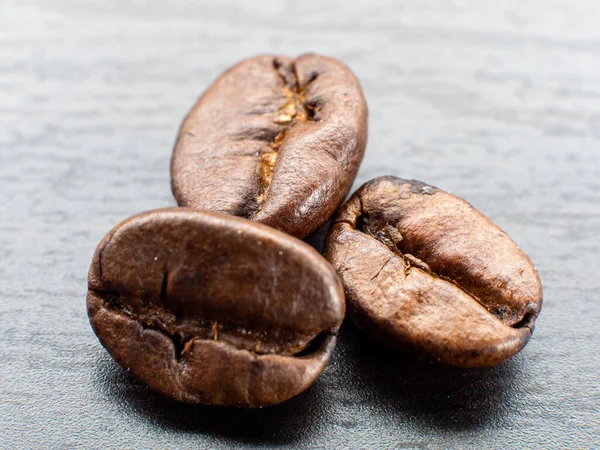 Biji Kopi Berada Latar Belakang Gelap Makro — Stok Foto