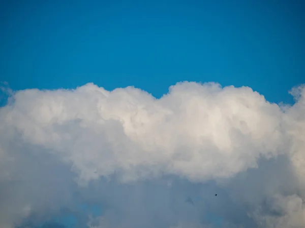 Wolken in de blauwe lucht. De wolken drijven.. — Stockfoto