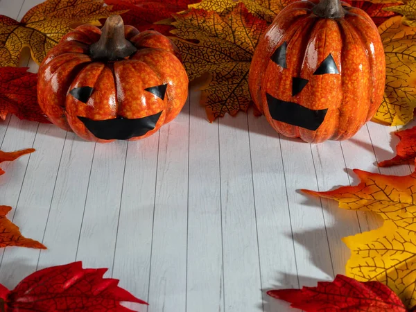 Šťastný Halloween, dýně a listí na bílém pozadí. — Stock fotografie