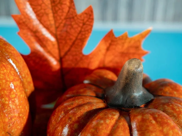 Happy Halloween, Kürbis und Blätter auf blauem Hintergrund. — Stockfoto