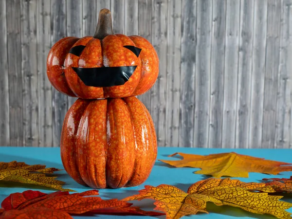 Feliz Halloween, calabaza y hojas, decoración casera para las vacaciones. — Foto de Stock