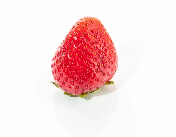 Rote Erdbeere isoliert auf weißem Hintergrund. — Stockfoto