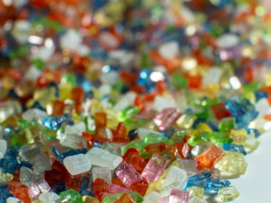 Renkli şeker veya renkli granül şeker.